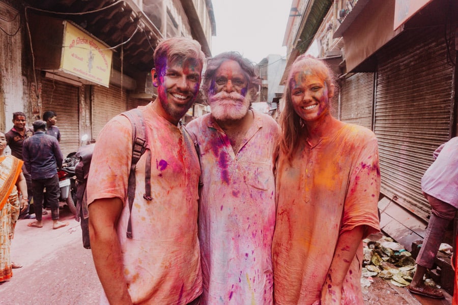 Mit unserem Couchsurfing Gastgeber Harsh auf dem Holi Fest in Vrindavan Mathura, Indien